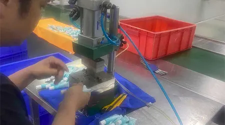VÝROBA KRÉMOV NA OPAĽOVANIE STÁLO NAKROČILA A VYKONÁVA SA STAROSTNÁ PRÁCA, ABY SA ÚČINNOSŤ PRODUKTU ZOSTÁVALA NA SPOTREBITEĽNOM RIADKU.